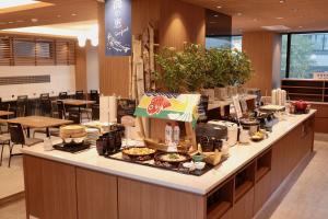 札幌Sapporo Washington Hotel Plaza的餐厅内供应的自助餐