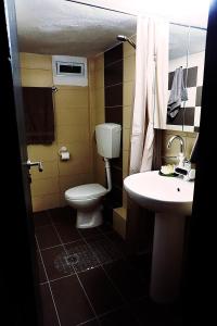 MoíraiStudio Mira Creta的一间带卫生间和水槽的浴室