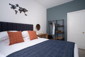 温德米尔Loughrigg at Lipwood - Stunning 2 Bedroom - 1 Bathroom - Gentleman's Residence - Central Windermere的一间卧室配有一张带蓝色毯子的大床