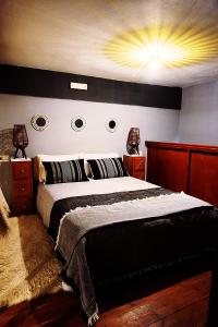 MoíraiStudio Mira Creta的一间卧室设有一张黄色天花板的大床