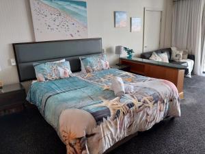 黄金海岸Luxury Ocean View Studio Apartments的一间卧室配有一张大床和一张沙发