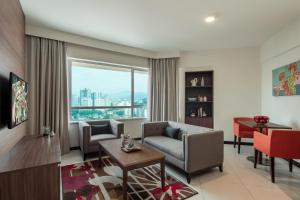 吉隆坡奥克伍德酒店及公寓吉隆坡的客厅配有沙发和桌子