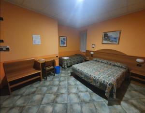 巴韦诺杜鹃酒店的酒店客房配有两张床和一张书桌
