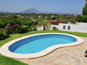 哈维亚Belvilla by OYO Las Brisas的庭院中的游泳池,享有景观