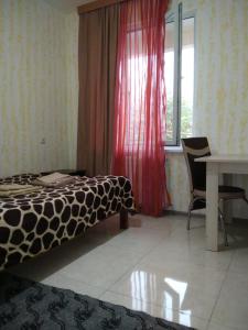 科布列季Natalia的一间卧室配有一张床、一张桌子和一个窗户。