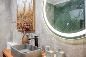 吉朗16 Scenic by Regional Escapes的一间带水槽和镜子的浴室