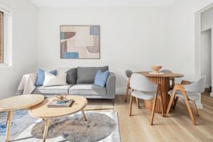 悉尼Urban Rest Neutral Bay Apartments的客厅配有沙发和桌子