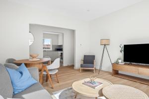 悉尼Urban Rest Neutral Bay Apartments的带沙发和电视的客厅