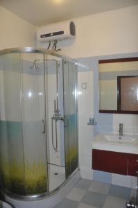 海防玫瑰酒店的带淋浴和盥洗盆的浴室