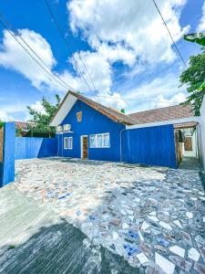 TimuranOsOs Paviliun的蓝色房子,有石头车道