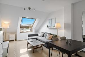 福恩吉罗拉Smart rooftop in Fuengirola Ref 212的客厅配有沙发和桌子