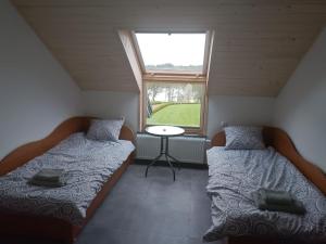 OkuniowiecAgroturystyka Żuczek的小型客房 - 带2张床和窗户