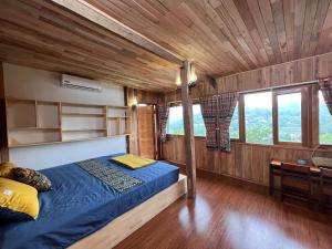 高平Trốn Homestay, Cao Bằng的一间卧室设有一张床和木制天花板