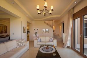 科林比亚Majestic View Villa的带沙发和吊灯的客厅