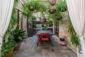 MarsillarguesLe Voyage d'Ulysse的庭院配有桌椅和植物