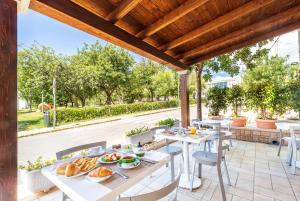圣玛丽亚纳瓦雷阿古利亚斯特拉酒店的庭院配有桌椅和食物