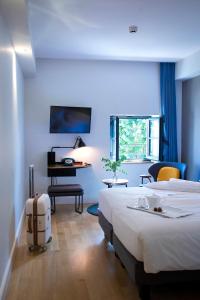 里昂富维耶酒店的配有一张床和一张书桌的酒店客房