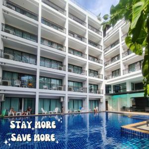 芭东海滩Paripas Patong Resort - SHA Extra Plus的大楼前的酒店游泳池