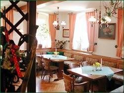 施瓦岑贝格奈奇酒店的用餐室设有桌椅和窗户。