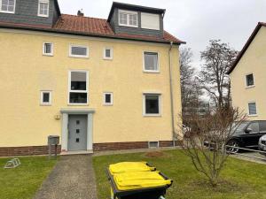布伦瑞克Geschmackvoll eingerichtete Wohnung in Braunschweig的黄色的房子,前面有一张黄色桌子