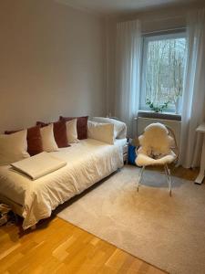 布伦瑞克Geschmackvoll eingerichtete Wohnung in Braunschweig的一个带椅子和窗户的沙发