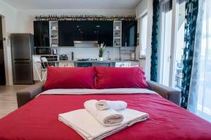阿佐诺圣保罗[near Orio center]2BR The quiet and relaxing house的红色的床,上面有两条毛巾