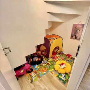 帕波LILIBORI apartman的儿童游戏室,地板上配有玩具
