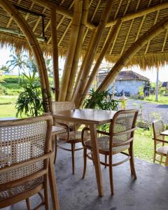 塔巴南Nadi Nature Resort - Adults Only的天井上的木桌和椅子