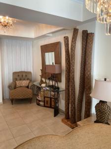 普罗塔拉斯Anna Villa的客厅配有椅子和镜子