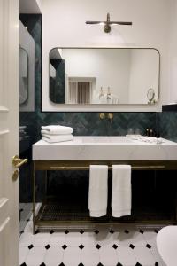 特拉维夫Allegro Neve Tzedek Boutique Suites - By HOMY的浴室设有白色水槽和镜子