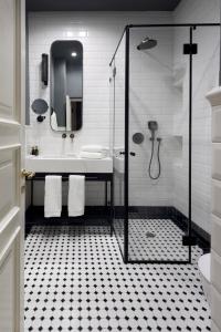 特拉维夫Allegro Neve Tzedek Boutique Suites - By HOMY的带淋浴、盥洗盆和镜子的浴室