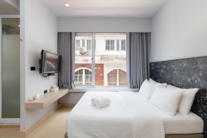 曼谷梅兹巴提南酒店的卧室配有白色的床和窗户。