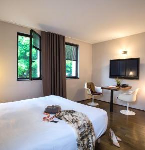 圣西尔·奥芒特冬宫酒店 - 吃在厨房的酒店客房设有一张床、一张书桌和一台电视机。