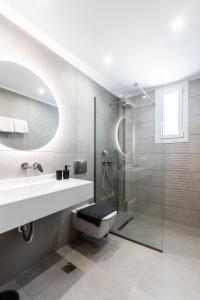 卡利维亚波里吉鲁Bianco Mare Studios-Apartments的浴室配有卫生间、盥洗盆和淋浴。