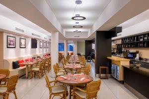 波尔图达达音乐酒店的一间带桌椅的餐厅和一间酒吧