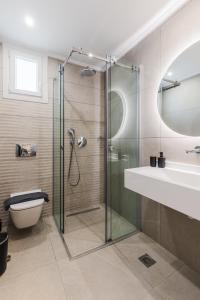 卡利维亚波里吉鲁Bianco Mare Studios-Apartments的带淋浴、卫生间和盥洗盆的浴室