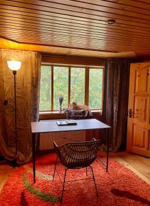 舍绍里Sheshory Chalet的客房设有桌子、椅子和窗户。