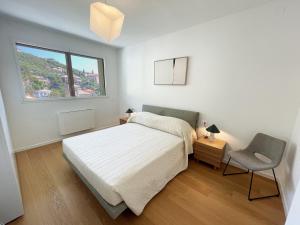 基亚瓦里Gli Scogli Luxury Residence Hotel的卧室配有床、椅子和窗户。