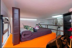 维拉德塞斯La casa del Mamut - Viladecans的卧室配有双层床,地板上设有狗