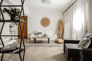 扎金索斯镇Diov Bohali House的客厅配有沙发和桌子