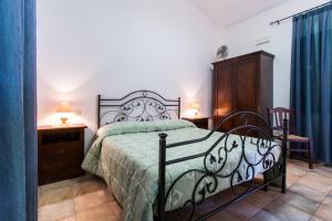 卡布拉斯Agriturismo Villa Gaia的一间卧室配有一张带绿色棉被的床