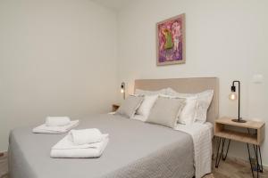 扎金索斯镇Diov Bohali House的卧室配有带毛巾的大型白色床