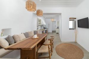 安德罗斯Villa Stefano La Fleur Andros的客厅配有木桌和沙发