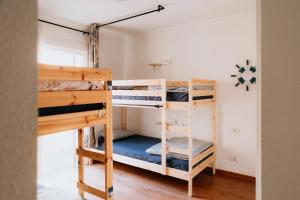 阿德耶Endless Summer Vibes的一间卧室配有两张双层床。