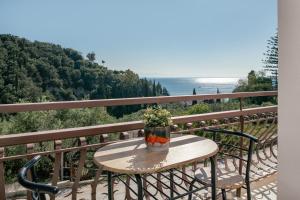 扎金索斯镇Diov Bohali House的海景阳台上的桌子