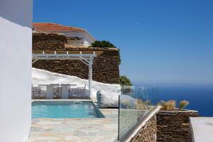 安德罗斯Villa Stefano La Fleur Andros的一座带游泳池和房子的别墅
