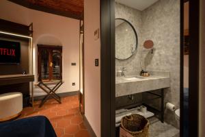 伊斯坦布尔Han 1772 Hotel的一间带水槽和镜子的浴室