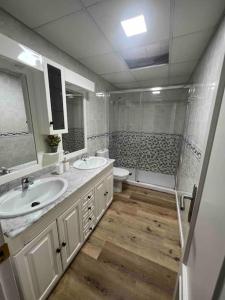 阿尔么丽亚La Pita的浴室配有2个盥洗盆、卫生间和淋浴。