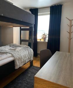 MörsilBrinkeboda Wärdshus的一间卧室配有一张双层床和一张桌子