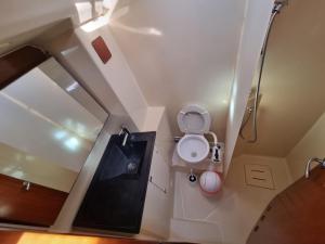 伊佐拉Sail boat ANIMATO的享有带卫生间和淋浴的浴室的顶部景致。